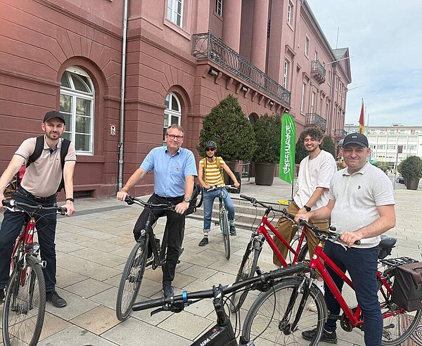 Beim Delegationsbesuch fand eine Radtour durch Karlsruhe statt.
