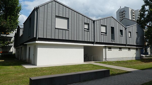 Garagenaufstockungen in Holzbauweise mit sortenreinen Materialien und wiederverwertbaren oder wiederverwendeten Bauteilen