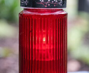 Grablicht bei  Grab stehend