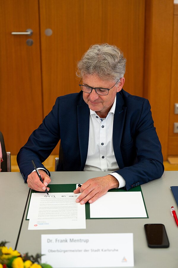Oberbürgermeister Dr. Frank Mentrup unterzeichnet die Erklärung "Unsere Städte, unsere Stimmen"
