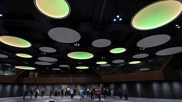 Ansicht der noch unvollendeten Gestaltung der  Innenräume und Säle der Stadthalle mit farbigen Deckenleuchten
