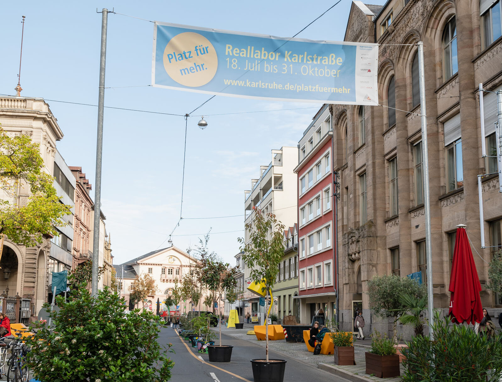 Eingang Reallabor mit Banner