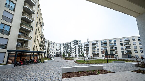 Gebäudeansichten auf dem August-Klingler-Areal mit Fahrradstellplätzen