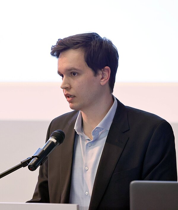 Johannes Kaiser. Historiker an der Universität Heidelberg, referiert am Holocaust-Gedenktag zum Schicksal der Karlsruher Sinti und Roma 