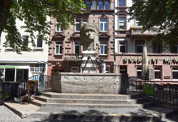 Frontansicht des Indianerbrunnen am Werderplatz.