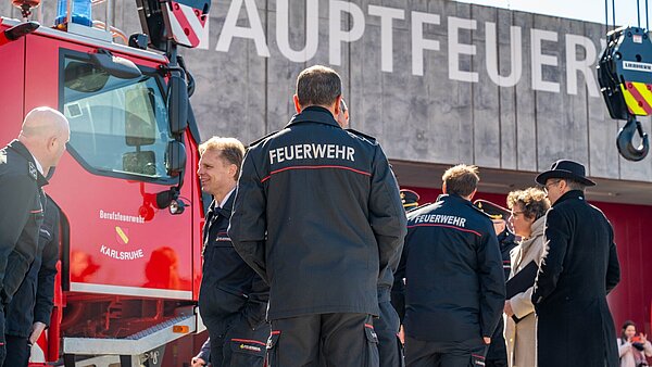 Feuerwehr vor der Hauptfeuerwache