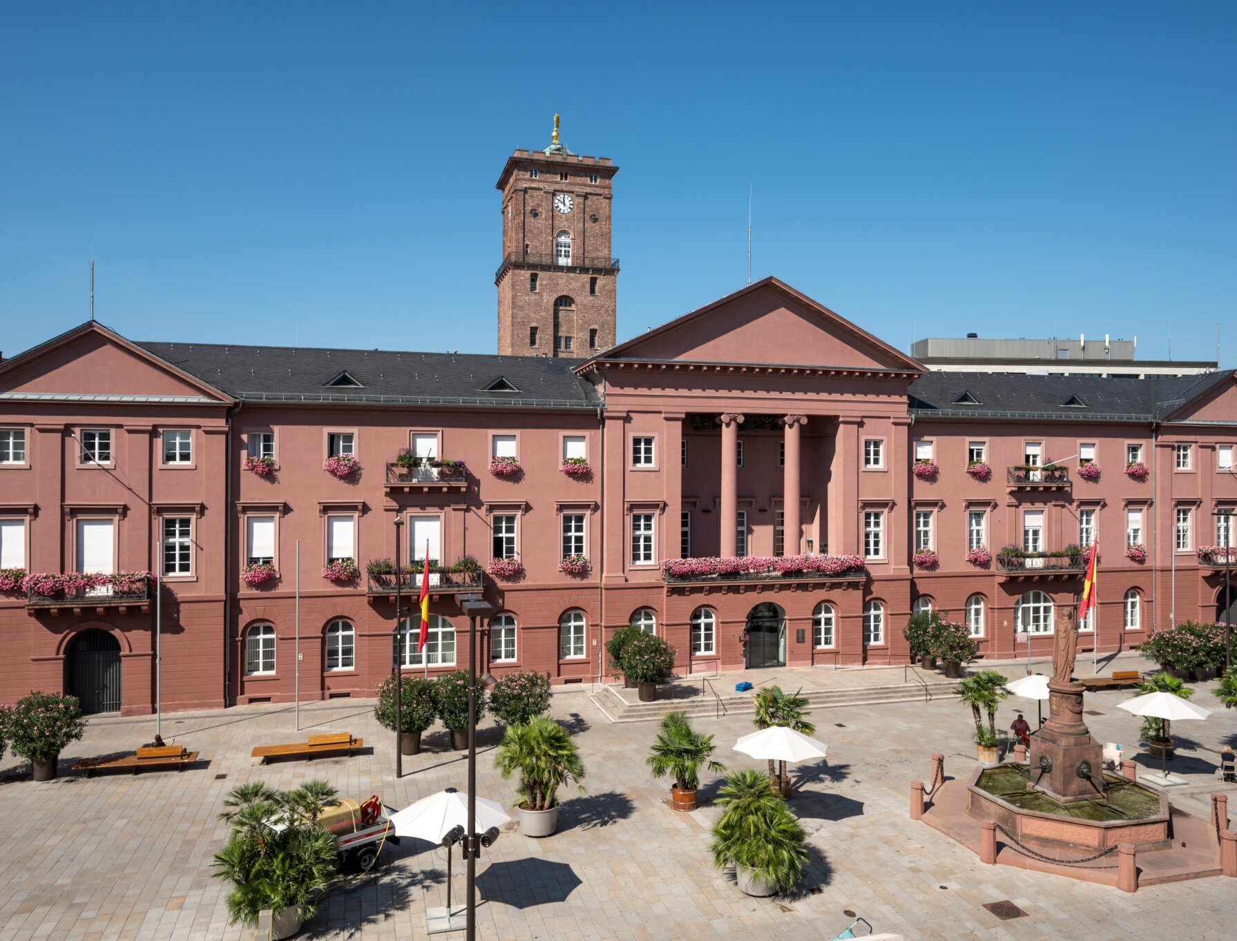 Außenansicht des Rathausgebäudes am Marktplatz in Karlsruhe