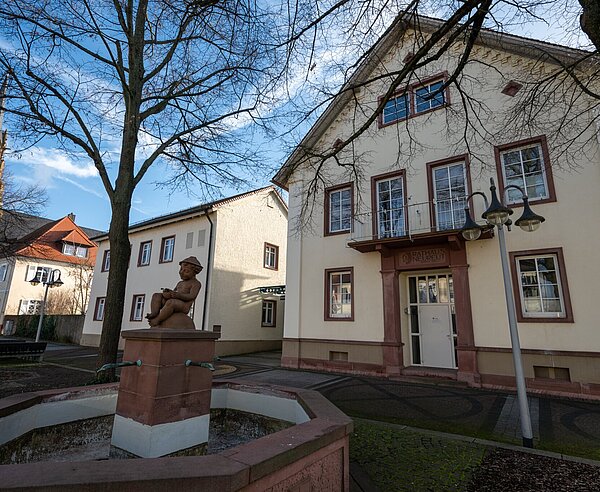 Außenansicht des Gebäudes der Ortsverwaltung Neureut