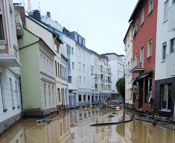 Das Bild zeigt eine Hochwasserszene.