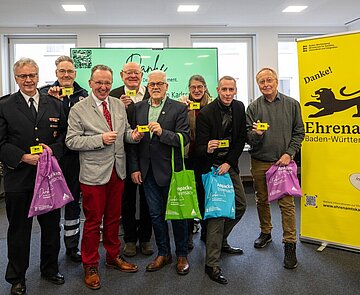 Bürgermeister Dr. Albert Käuflein übergibt die Ehrenamtskarten Baden-Württemberg 
