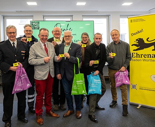 Bürgermeister Dr. Albert Käuflein übergibt die Ehrenamtskarten Baden-Württemberg 