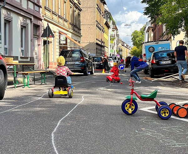 Kinder zu beteiligen, ist der Stadt Karlsruhe ein wichtiges Anliegen – unter anderem bei der Aktion „Karlsruhe spielt!“, die für junge Karlsruherinnen und Karlsruher eigene Flächen schafft.