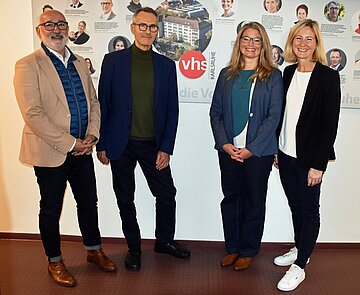 Die neue Leiterin der Volkshochschule Karlsruhe, Jenny Ungericht (2.v.r.) mit ihrem Vorgänger Erol Alexander Weiß (2.v.l.), Bürgermeisterin Yvette Melchien und Hartmut Allgaier, Leiter des Schul- und Sportamts.