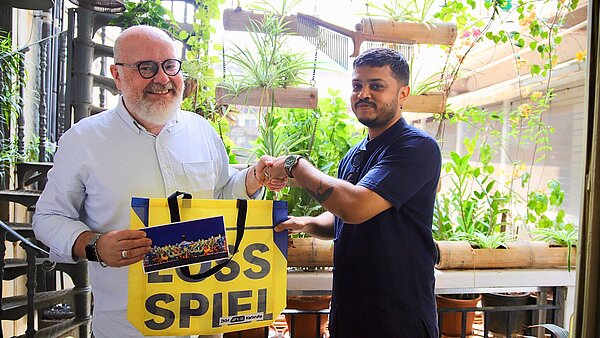 Haben die kommenden Schlossfestspiele im Fokus: Lichtkünstler Nikunj Patel aus Mumbai und Martin Wacker, Geschäftsführer der KME Karlsruhe Marketing und Event GmbH.