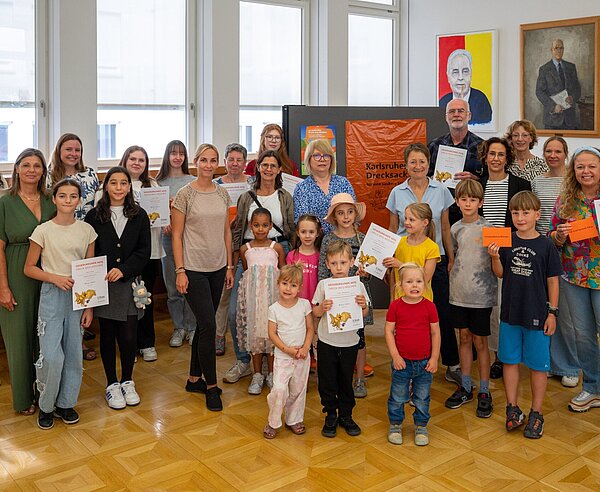 Teilnehmende der Dreck-weg-Wochen sind im Rathaus ausgezeichnet worden.