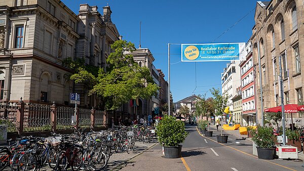 Mit dem Reallabor sind neue Nutzungen auf den freigewordenen Flächen entstanden, beispielsweise für Freisitze oder Fahrradparkplätze.
