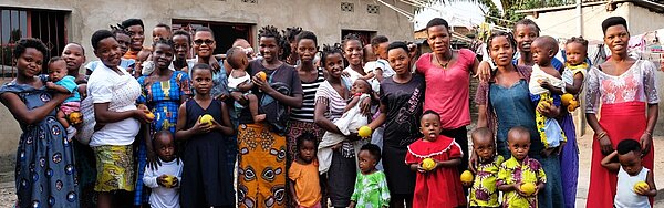 Gruppenbild vor dem Mütterheim in Mutakura