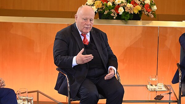 Prof. Dr. Georg Milbradt (Fakultät Wirtschaftswissenschaften, TU Dresden, Sächsischer Ministerpräsident a.D.) beim 23. Karlsruher Verfassungsgespräch.