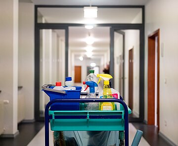 Reinigungswagen steht in Flur von Bürogebäude
