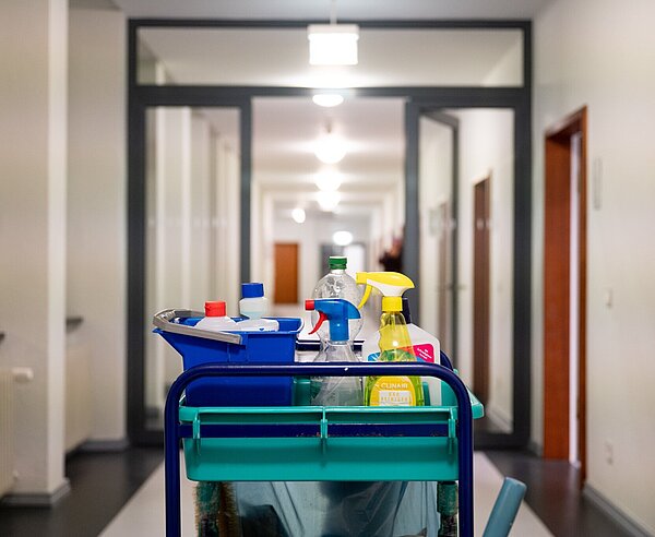 Reinigungswagen steht in Flur von Bürogebäude