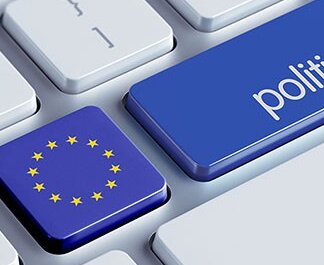 Abbildung PC-Tasten mit Europafahne und politics Schriftzug.