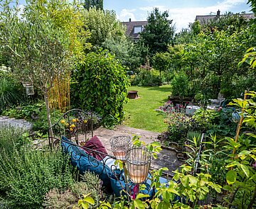 Blick in Garten mit Sitzecke und Feuerschale