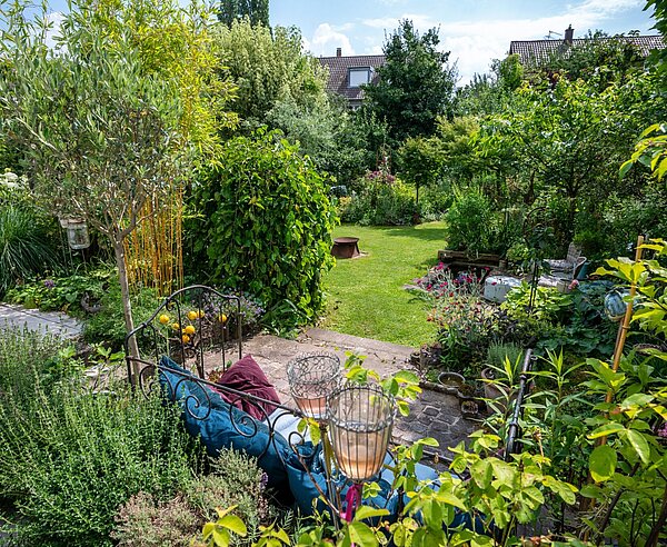 Blick in Garten mit Sitzecke und Feuerschale