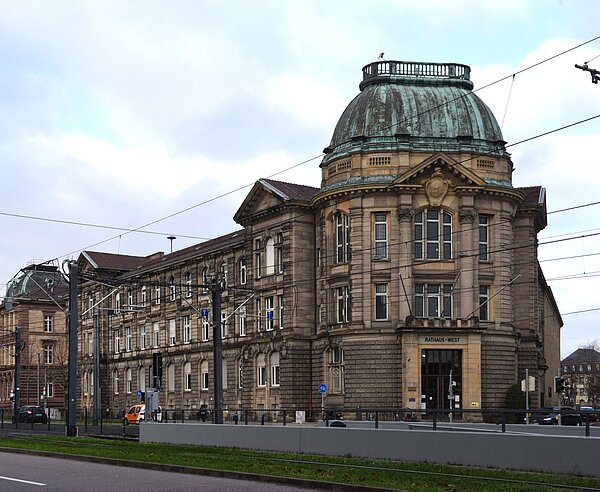 Wieder Betrieb im RathausWest:Der Sandsteinbau am Mühlburger Torbeherbergt nun zwei städtische Ämter auf Zeit.
