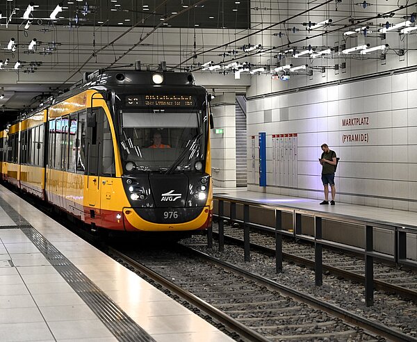 Ein Zug fährt an der Haltestelle Pyramide ein. 