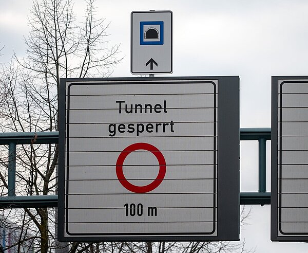 Schilder kündigen die Sperrung des Karoline-Luise-Tunnels an