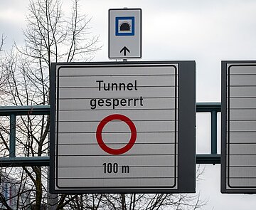 Schilder kündigen die Sperrung des Karoline-Luise-Tunnels an