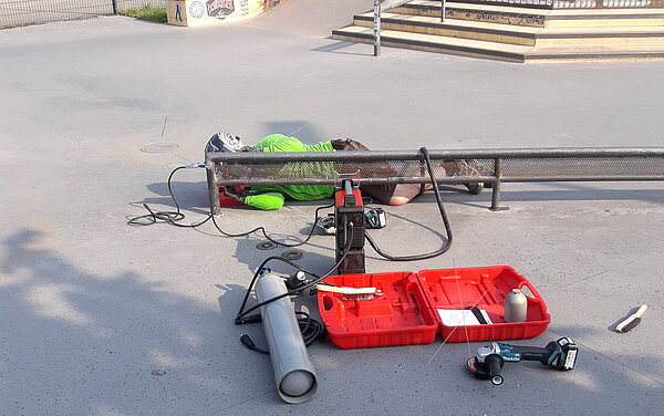 Das Bild zeigt das Schweißen an einer Grindbank.