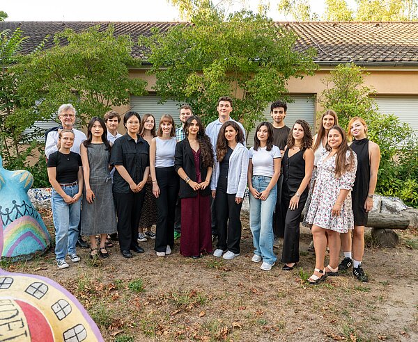 Die 15 Sommerpraktikantinnen und -praktikanten 2026 im Rahmen der Abschlussfeier, samt Betreuung und OB Dr. Frank Mentrup (2. v. l.)