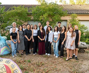 Die 15 Sommerpraktikantinnen und -praktikanten 2026 im Rahmen der Abschlussfeier, samt Betreuung und OB Dr. Frank Mentrup (2. v. l.)