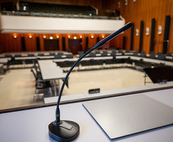 Bürgersaal bestuhlt für Gemeinderatssitzung , Mikrofon