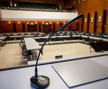 Bürgersaal bestuhlt für Gemeinderatssitzung , Mikrofon