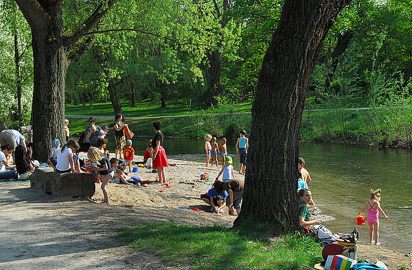 Das Bild zeigt die Naherholung und Kinderspiel am Albstrand. 