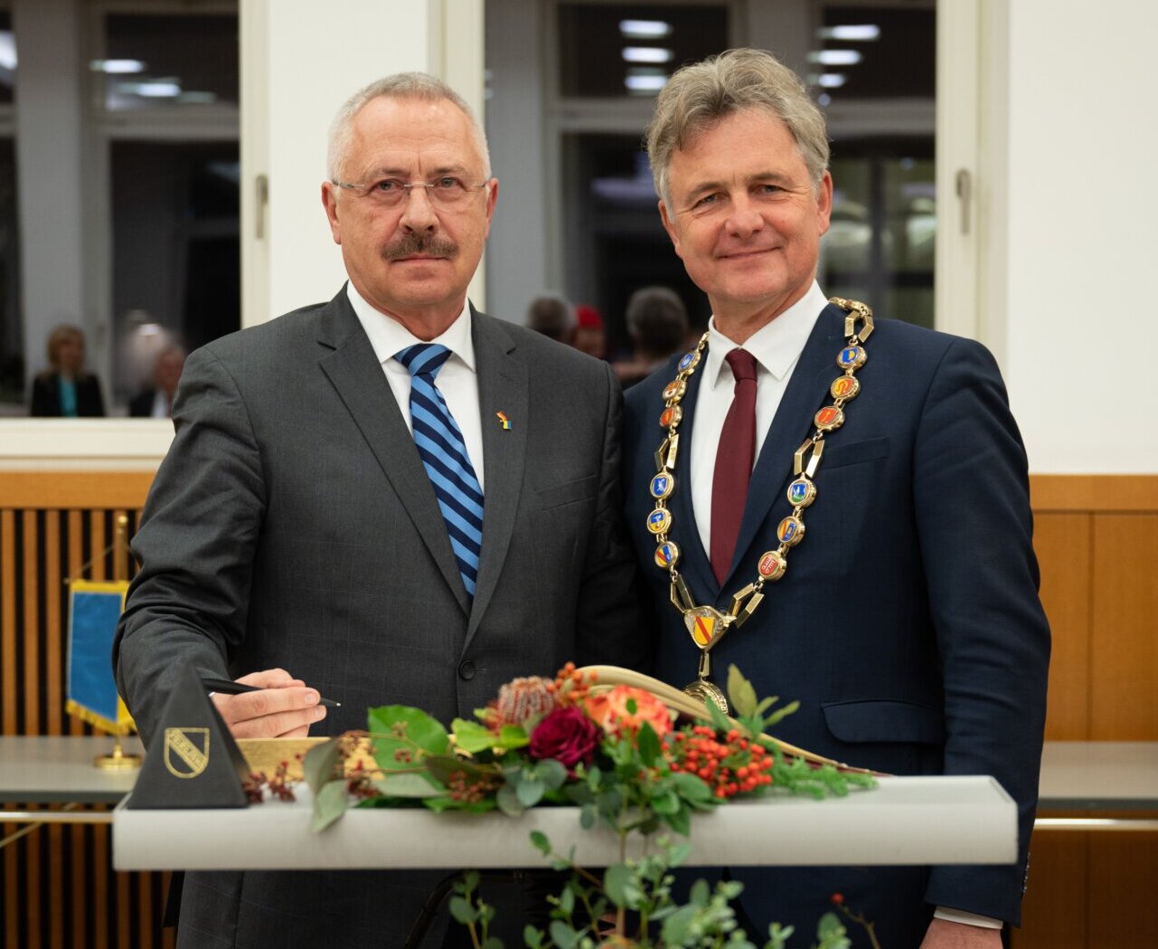 Eintrag ins Goldene Buch: Professor Serhiy Holovaty, der amtierende Präsident des Verfassungsgerichts der Ukraine