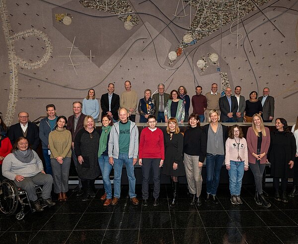Gruppenbild mit OB Mentrup und Vertretern von sozialen Einrichtungen aus Karlsruhe und Villingen-Schwenningen, die 2023 mit einer Spende der Dr. Hans und Therese Krille-Stiftung bedacht wurden