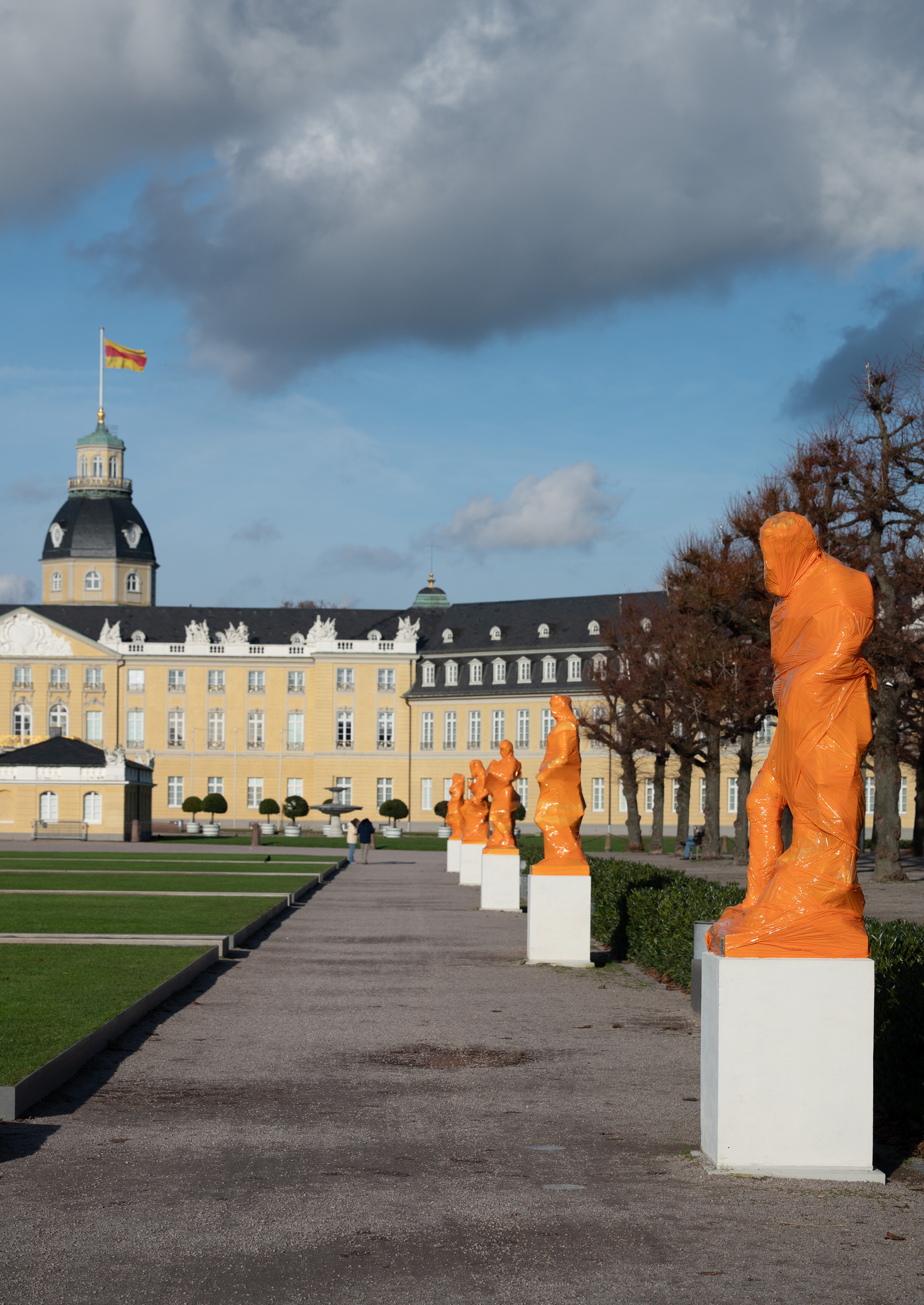 Skulpturen am Schlossplatz in orange farbener Folie