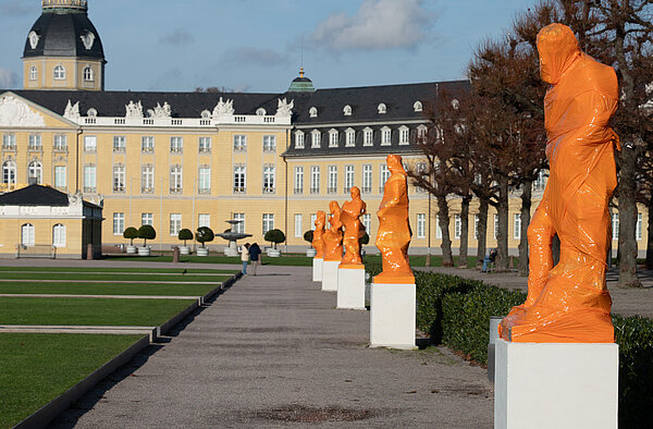 Skulpturen am Schlossplatz in orange farbener Folie