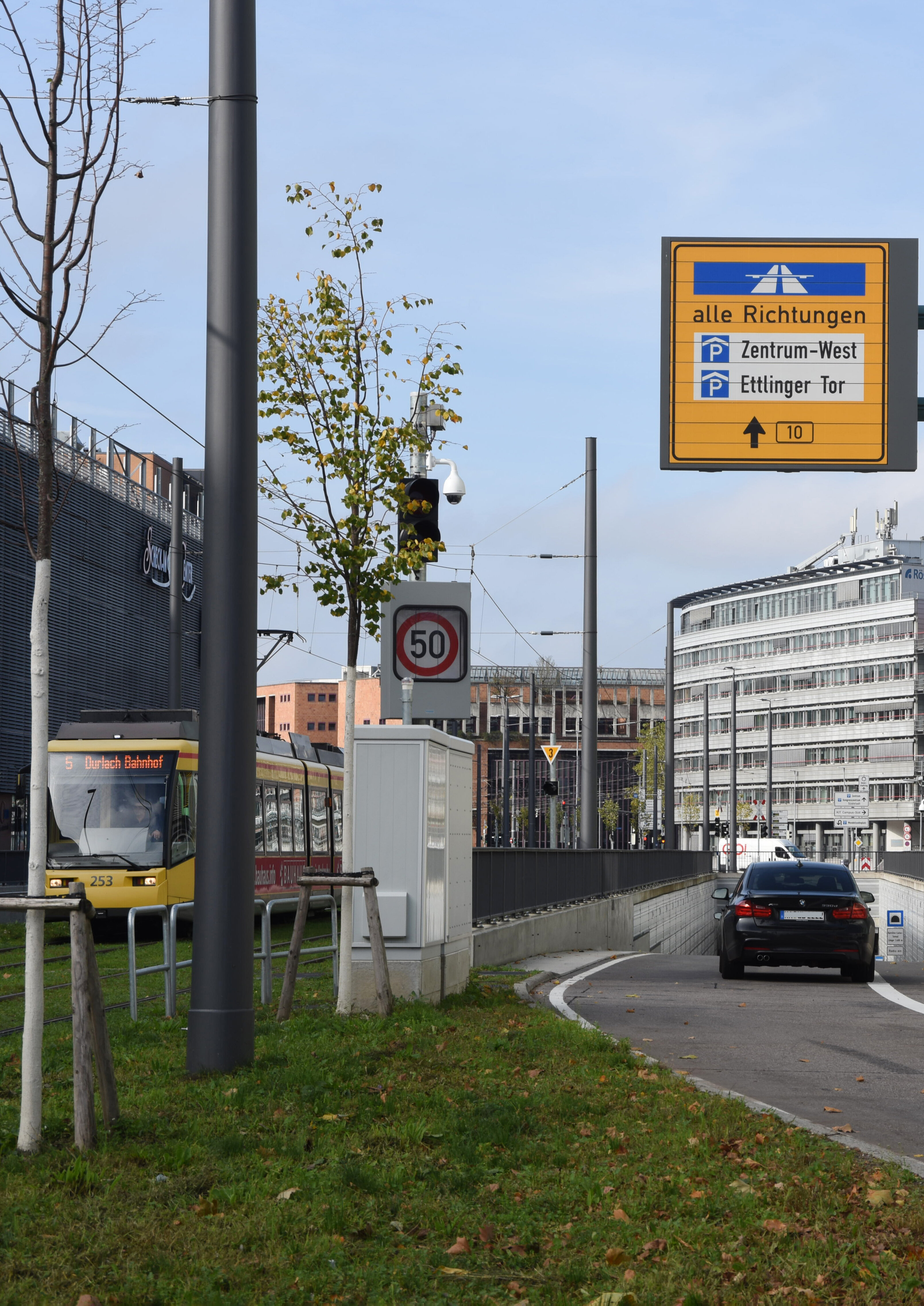 Autos fahren in den Karoline-Luise-Tunnel unterhalb eines Schildes.