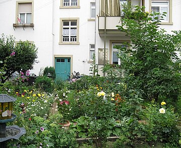 Der Garten in der Karolinenstraße 10 ist blütenreich bepflanzt.