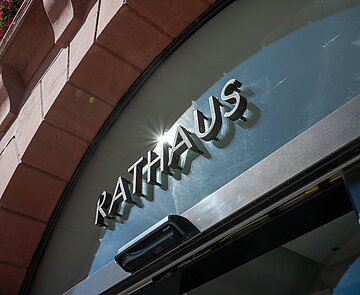 Detailfoto des Eingangs zum Rathausgebäude am Marktplatz in Karlsruhe