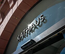 Detailfoto des Eingangs zum Rathausgebäude am Marktplatz in Karlsruhe