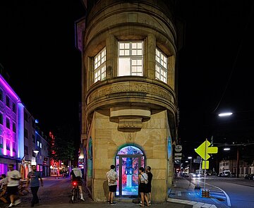 Außenansicht des studio hö bei Nacht