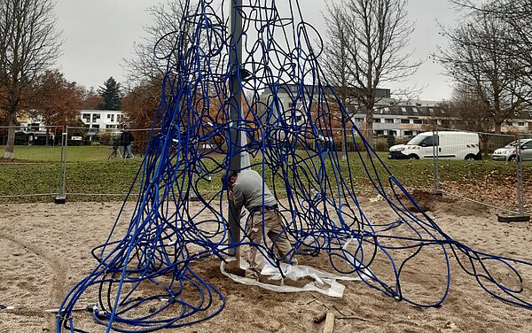 Das Bild zeigt den Austausch des Seiles am Seilzirkus des Kinderspielplatzes Graf Galen.