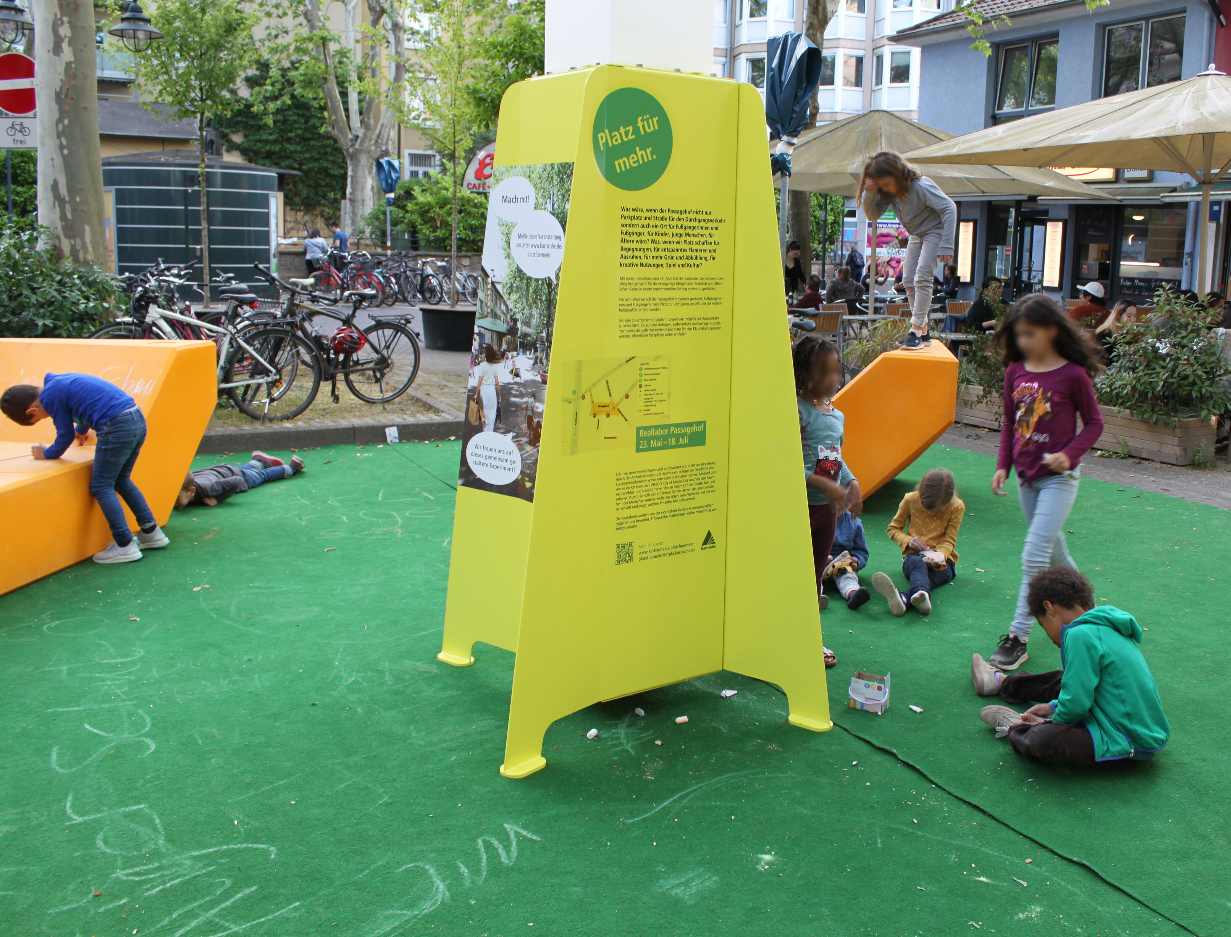 Spielende Kinder an Stehle