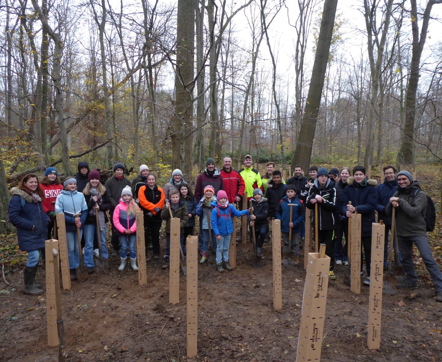 Durch ihren Einsatz beim Energiesparen, haben Schulen eine Baumpflanzaktion möglich gemacht. Rund 40 Karlsruher Schulen engagieren sich in der städtischen Maßnahme „Klimaneutrale Schule – Wir machen mit!“ für den Klimaschutz und sparen durch einen vernünftigen Umgang wertvolle Energie. 