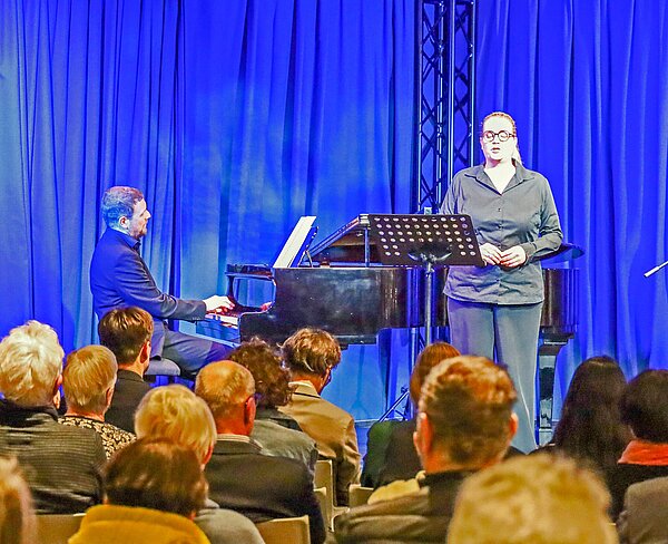 Christina Niessen und Wolfgang Wiechert tragen Lieder der in Auschwitz ermordeten Komponistin Ilse Weber vor